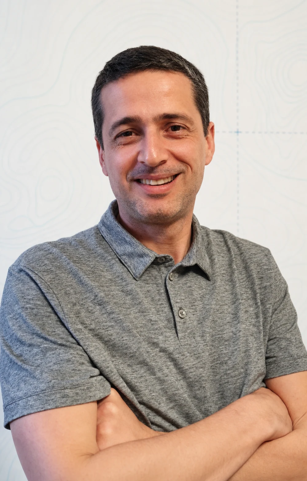 Juan Pablo Orán trabajando en su escritorio
